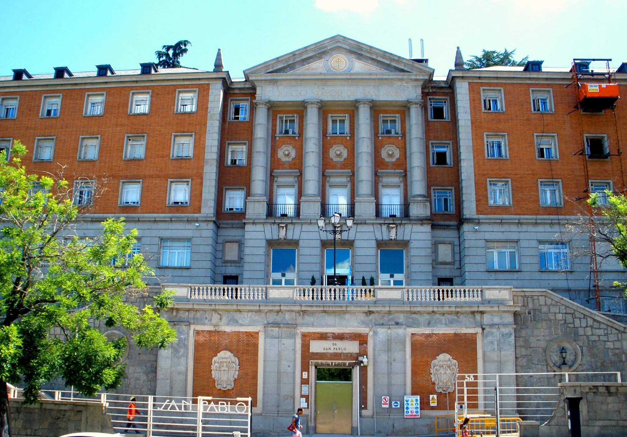 Fachada principal del Colegio Mayor Universitario de San Pablo en Madrid